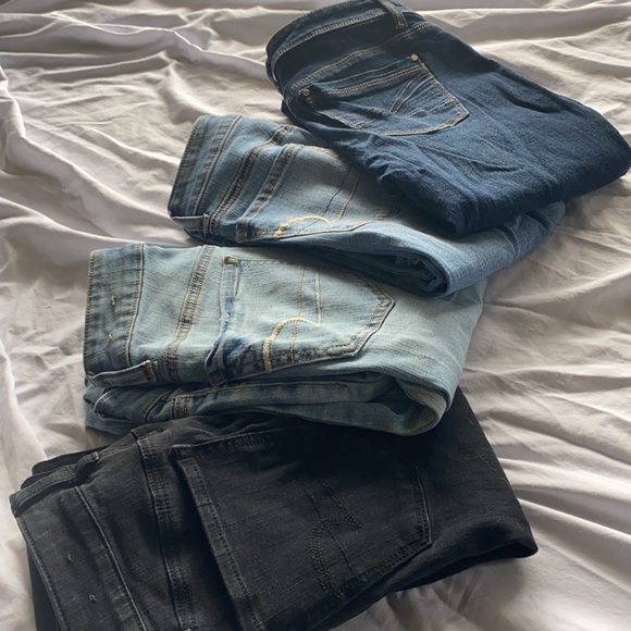 4 pair Bundle pack- 3, 00 American eagle jeans, 1 white and black 0 jean. - Picture 10 of 10
